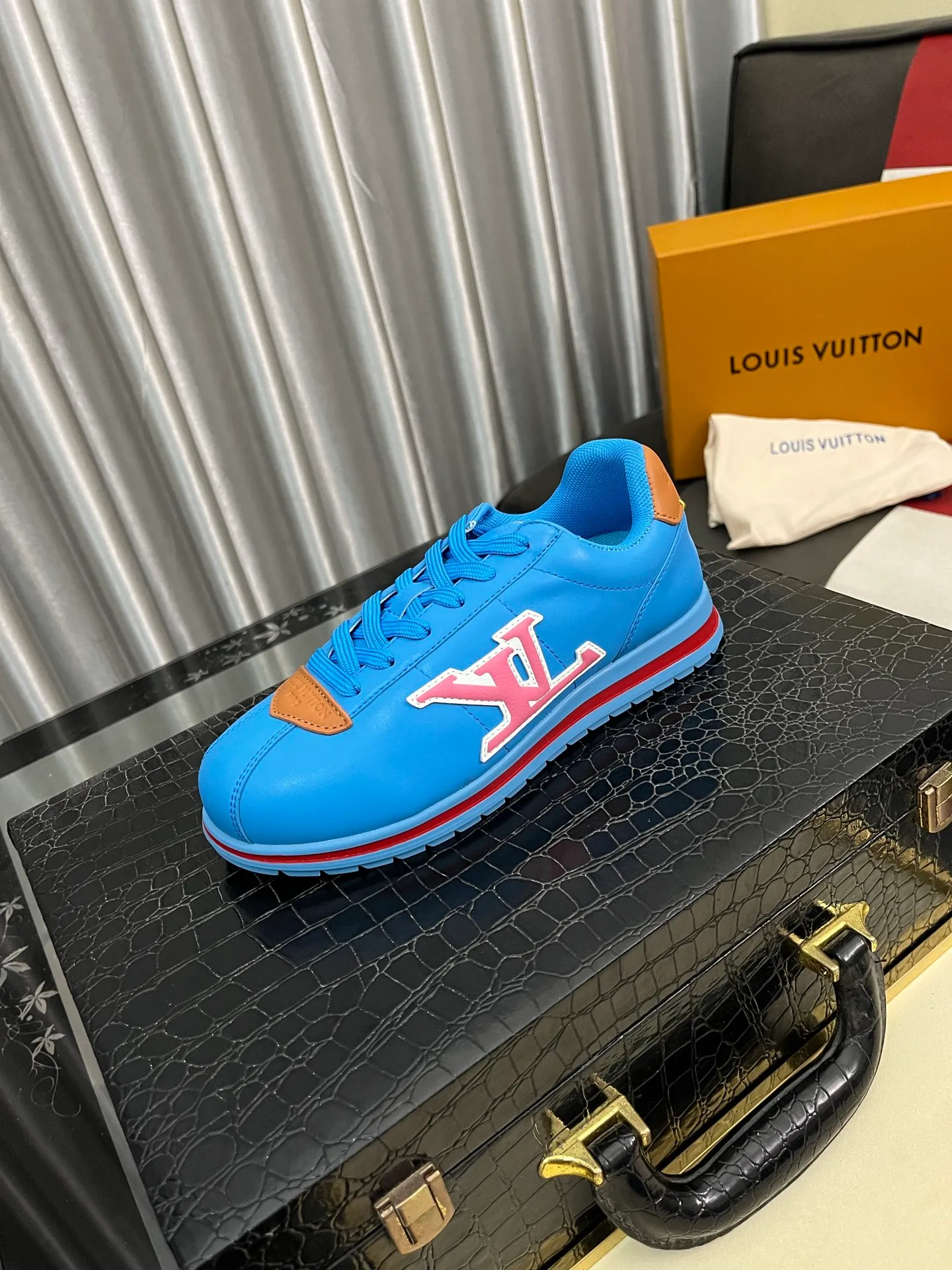 Men's shoes 💰700⌚️⌚️LV TARINE Louis Vuitton x Tyler joint model Donkey brand L family embossed couple style casual sneakers skate shoes original purchase and development This LV Trainer sneaker comes from the Louis Vuitton and Tyler collaboration series. The Monogram pattern and brand logo are transformed into nubuck calf leather embossing and side decoration respectively, witnessing the artist's creative interpretation of classic elements. The deep tones accentuate the complex upper, which requires hours of craftsmanship to complete. Exquisitely packaged at the delivery counter🛍📦 ▪️Fabrics: Original customized first-layer cowhide ▪️Inner lining: Original customized breathable mesh ▪️Outsole: Original open-molded two-color TPU combination outsole ▪️Sole thickness: 3CM ▪️Size: Women's 35-40 / Men's 38-46